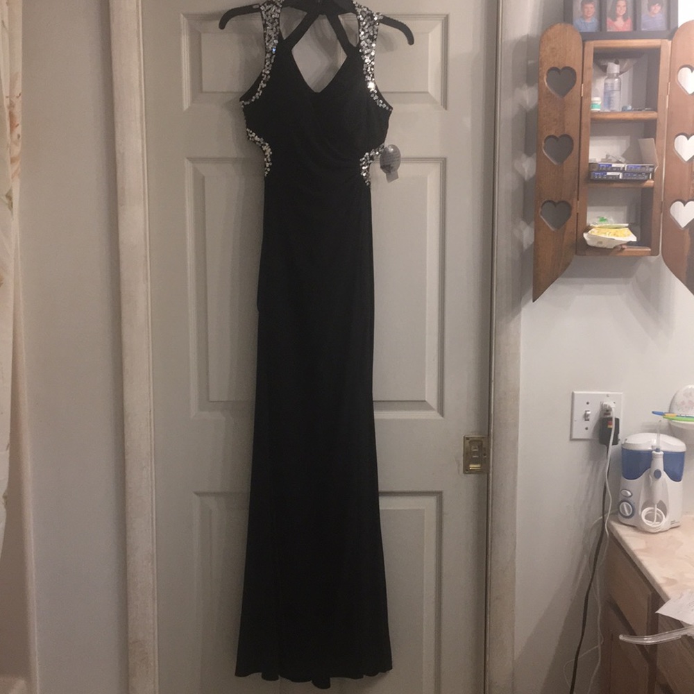 Stunning formal black gown size 7 NWT